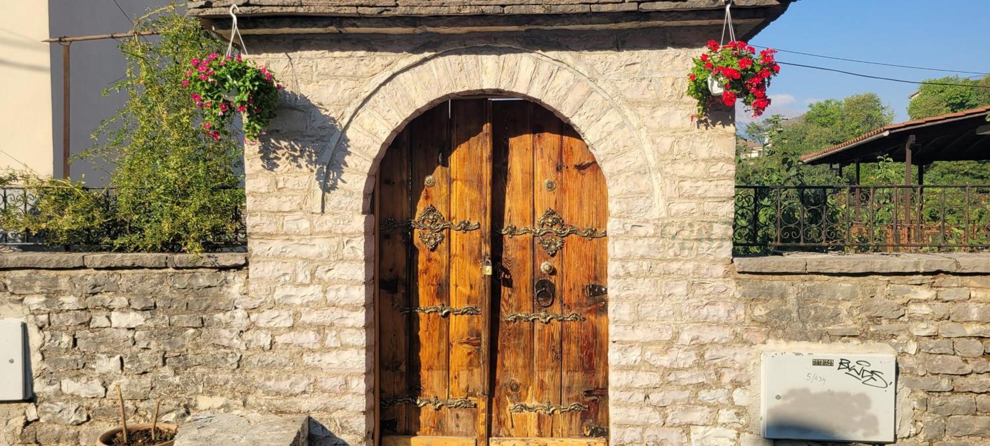 Guest House Emily Gjirokastër Exterior foto